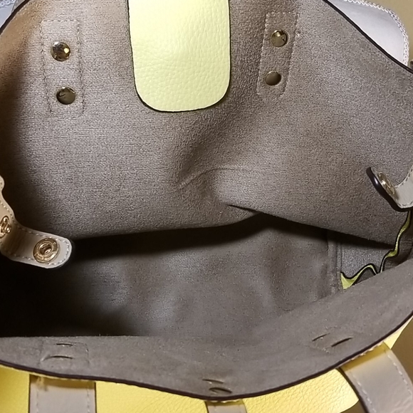 Yellow Purse 💕 - Picture 4 of 8